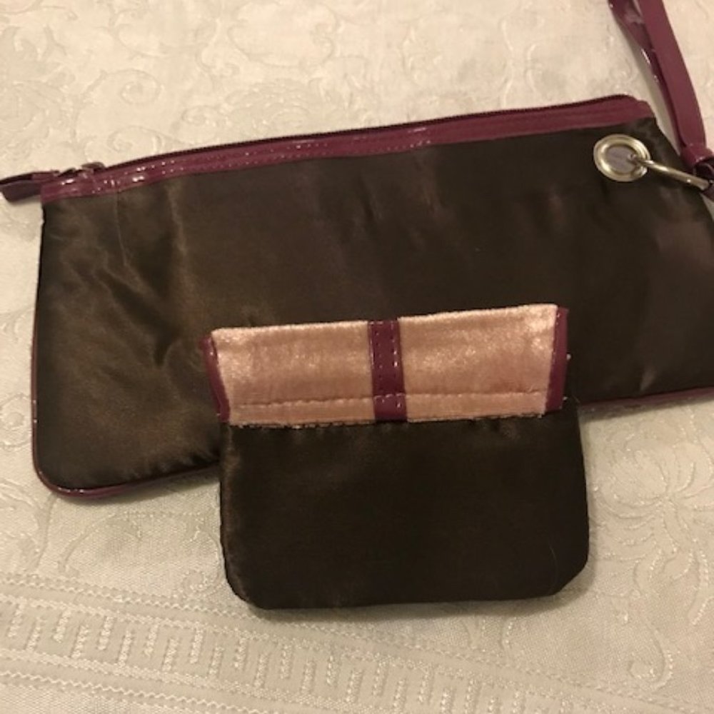 Avon burgundy velvet/vinyl wristlet coin purse - Picture 7 of 8